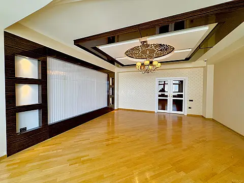 Satılır 3 otaqlı mənzil 135.5 m²