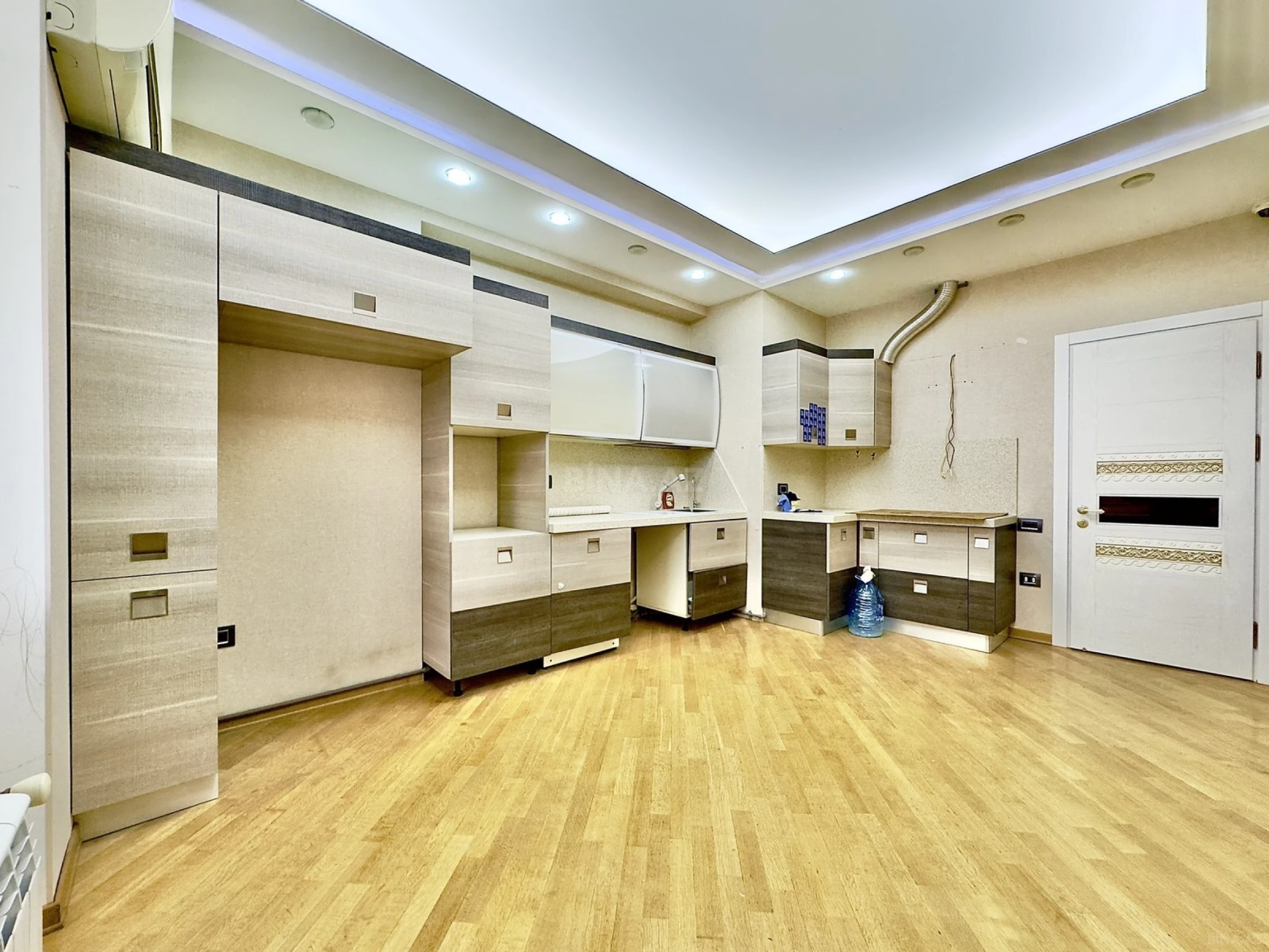 Satılır 3 otaqlı mənzil 135.5 m²