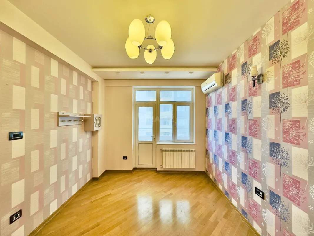 Satılır 3 otaqlı mənzil 135.5 m²