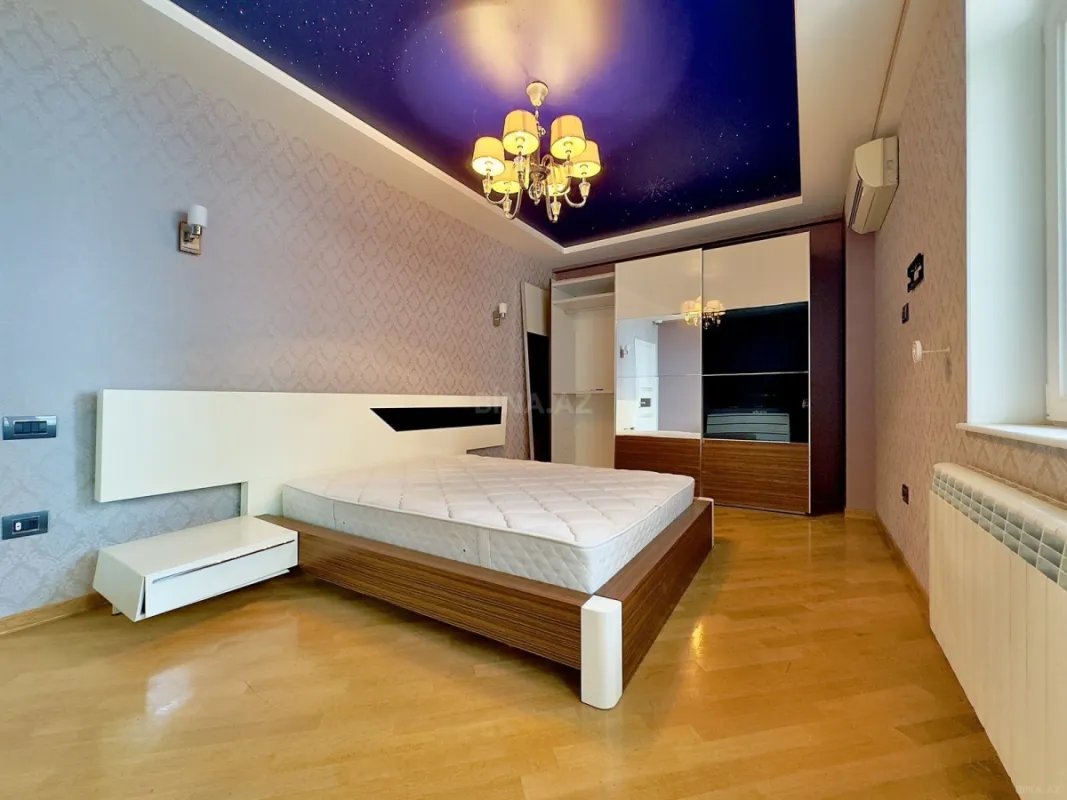 Satılır 3 otaqlı mənzil 135.5 m²