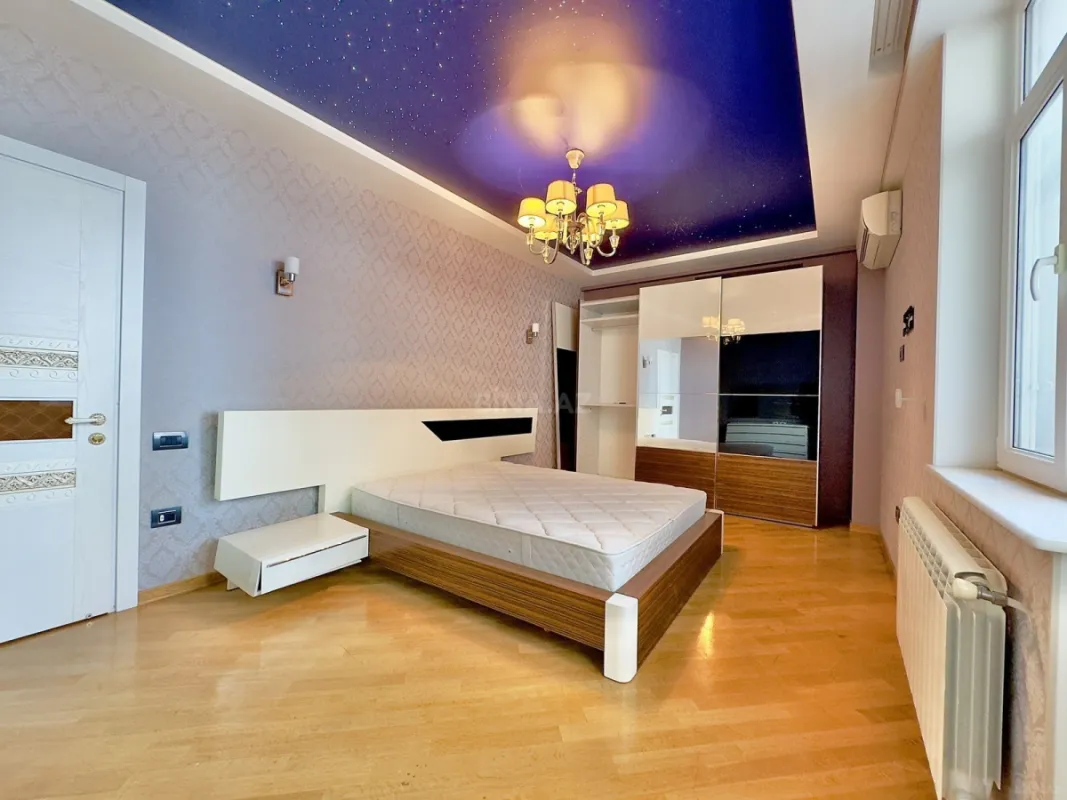 Satılır 3 otaqlı mənzil 135.5 m²