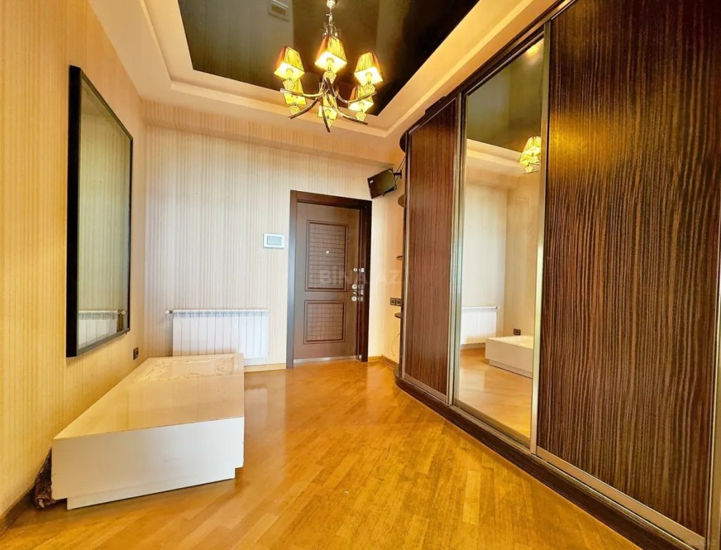 Satılır 3 otaqlı mənzil 135.5 m²