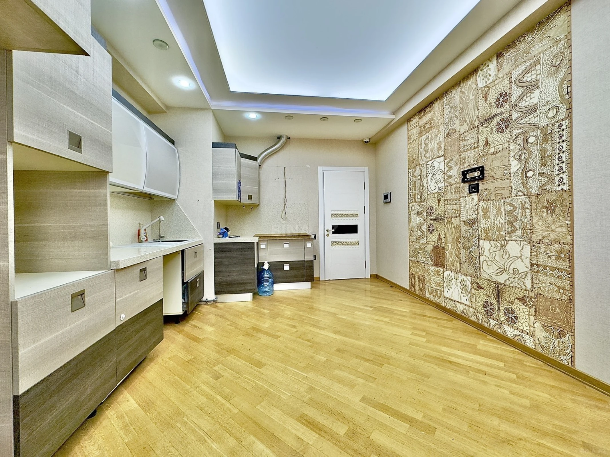 Satılır 3 otaqlı mənzil 135.5 m²