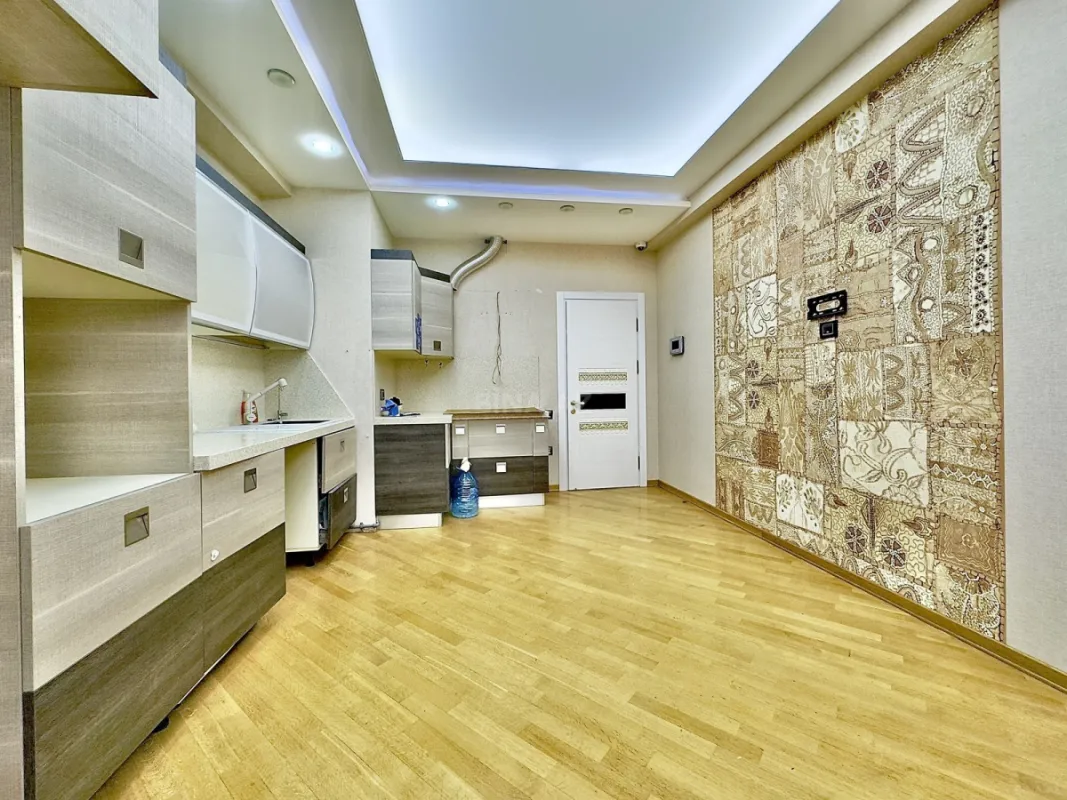 Satılır 3 otaqlı mənzil 135.5 m²