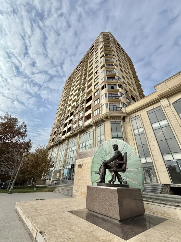 Satılır 2 otaqlı mənzil 104 m²