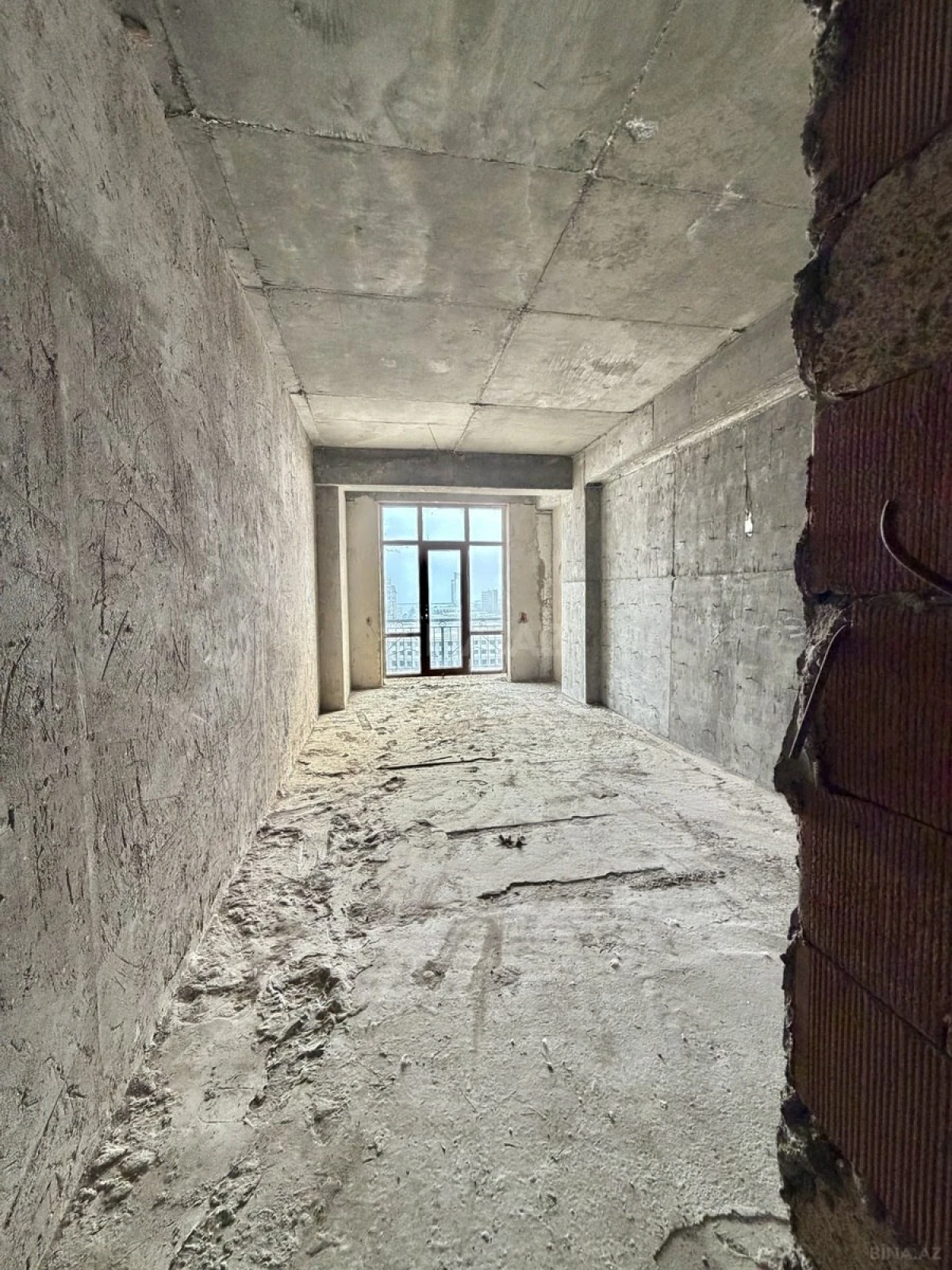 Satılır 2 otaqlı mənzil 104 m²