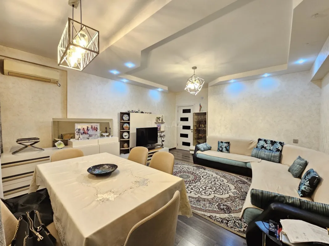 Satılır 2 otaqlı mənzil 101 m²