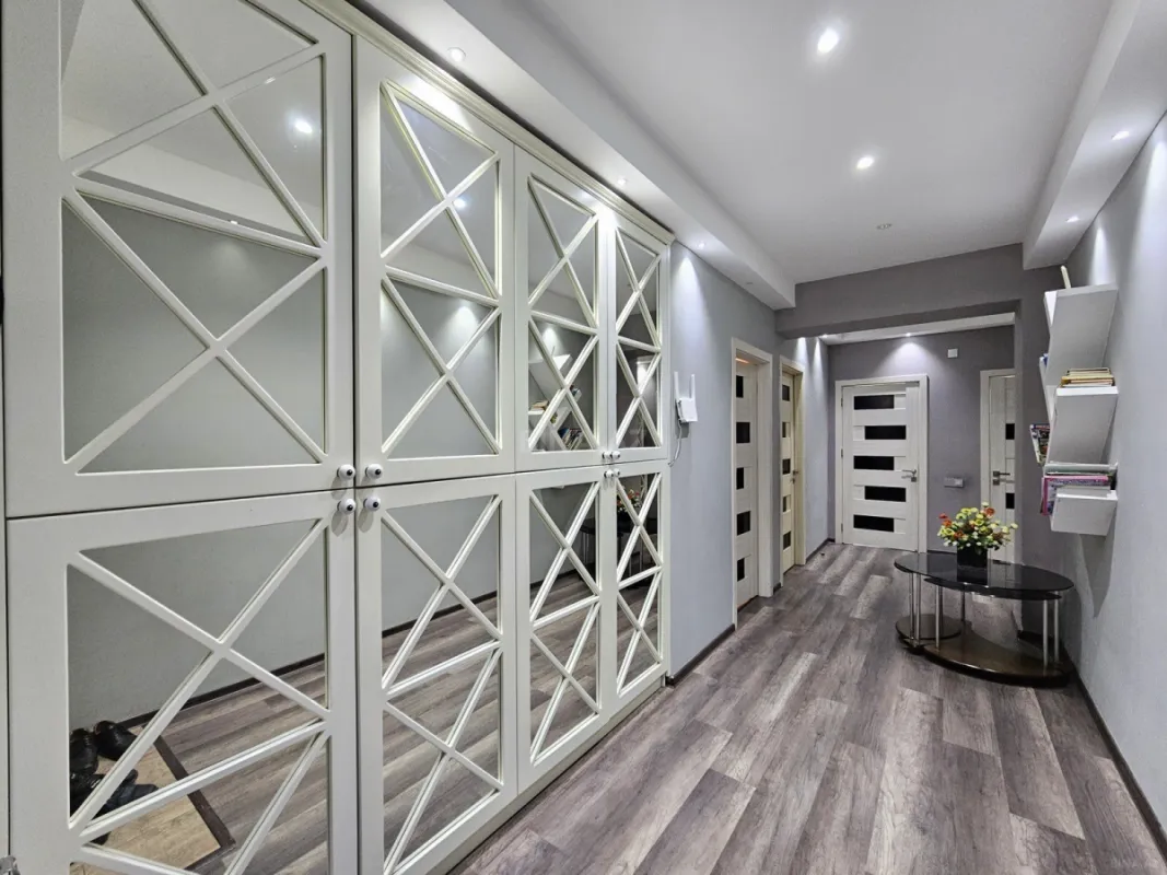 Satılır 2 otaqlı mənzil 101 m²