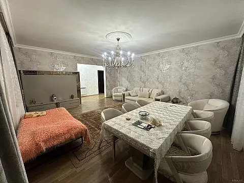 Satılır 5 otaqlı həyət evi 260 m²