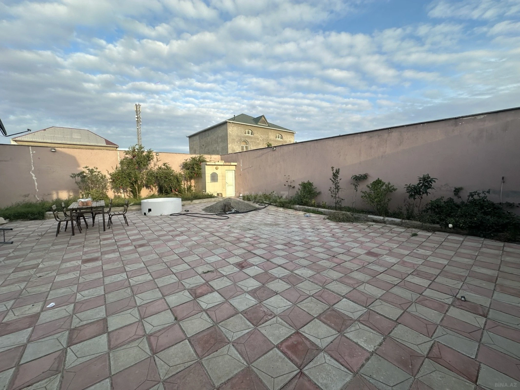 Satılır 5 otaqlı həyət evi 260 m²