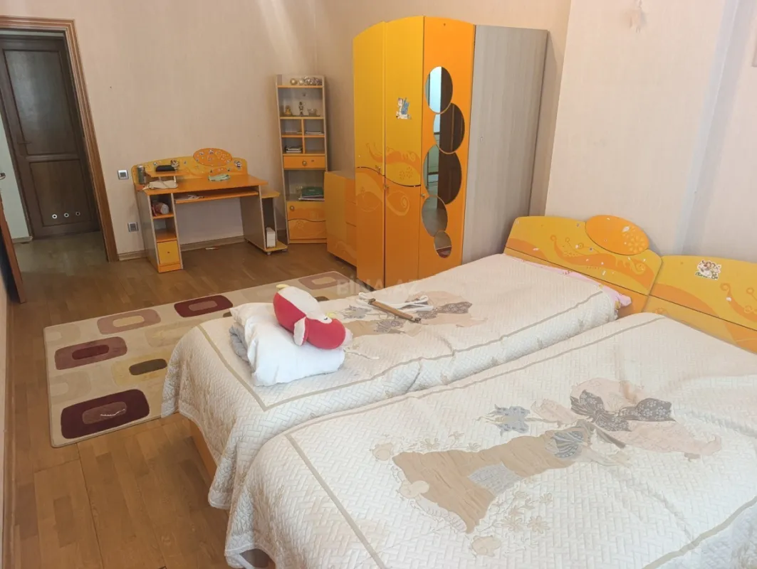 Satılır 5 otaqlı mənzil 186 m²