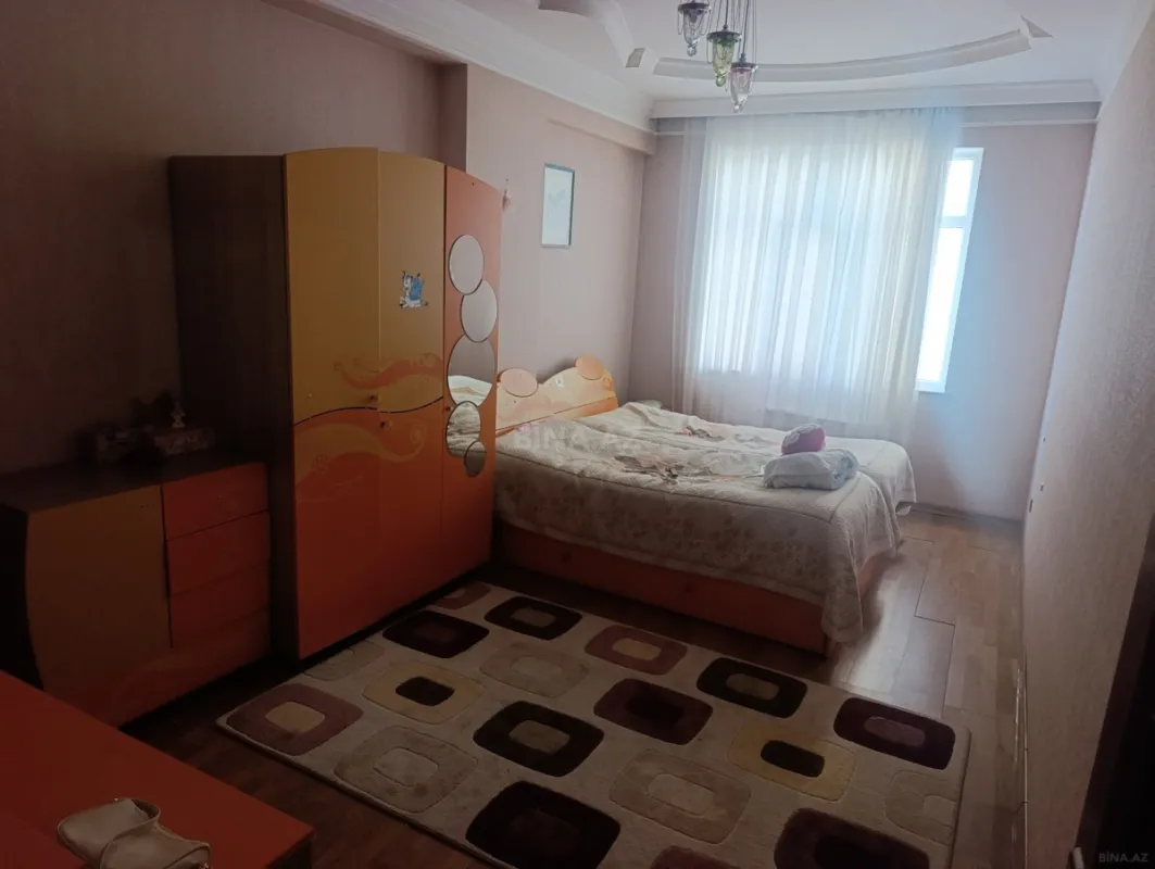 Satılır 5 otaqlı mənzil 186 m²