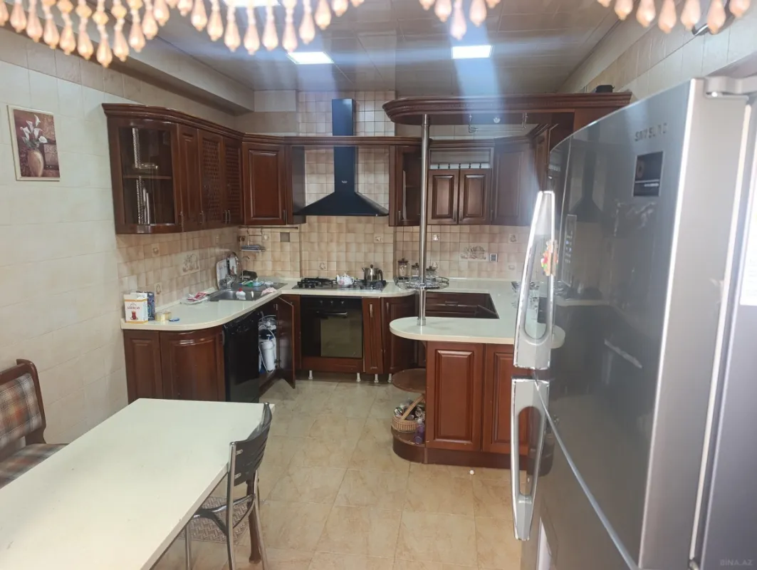 Satılır 5 otaqlı mənzil 186 m²