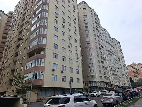 Satılır 5 otaqlı mənzil 186 m²
