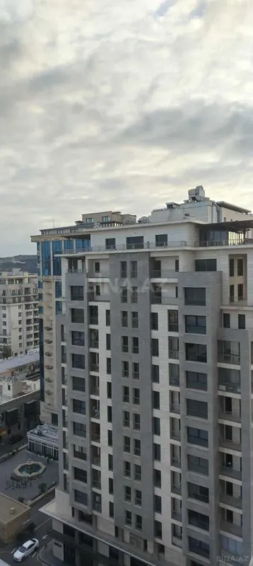 Satılır 4 otaqlı mənzil 228 m²