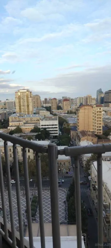 Satılır 4 otaqlı mənzil 228 m²