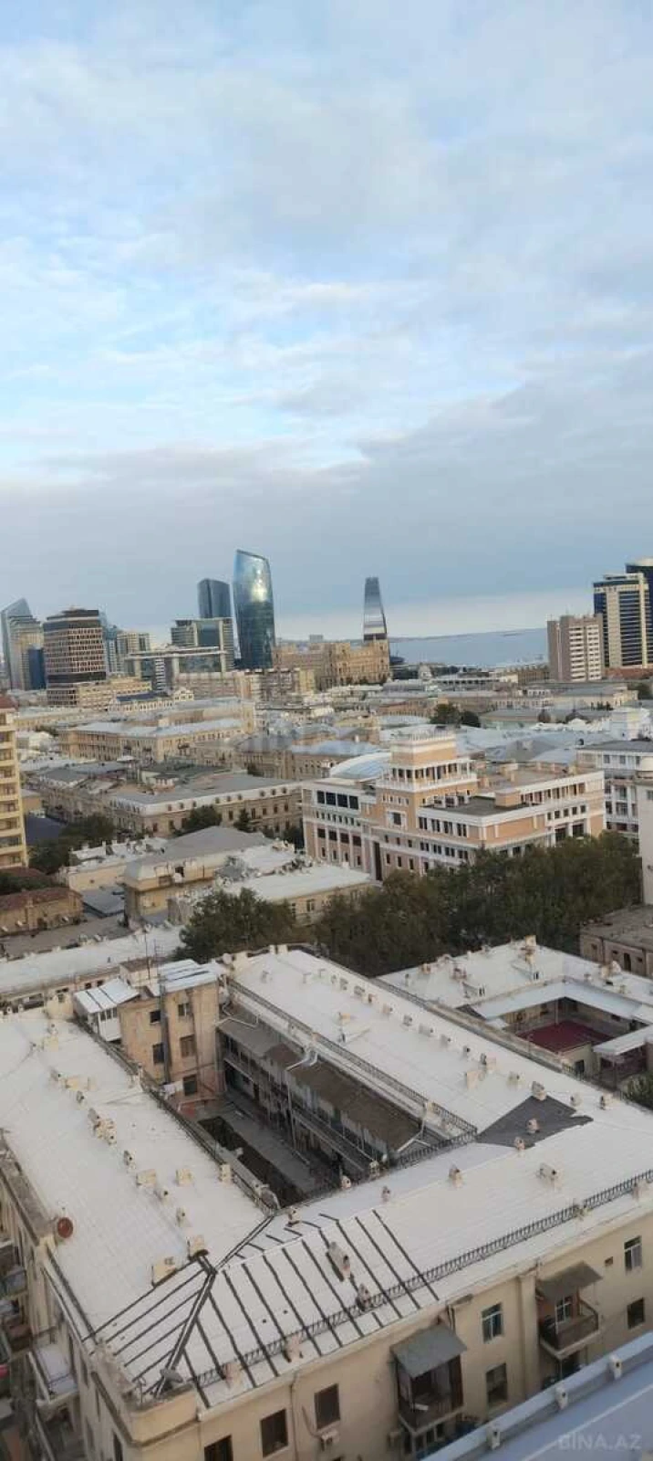 Satılır 4 otaqlı mənzil 228 m²