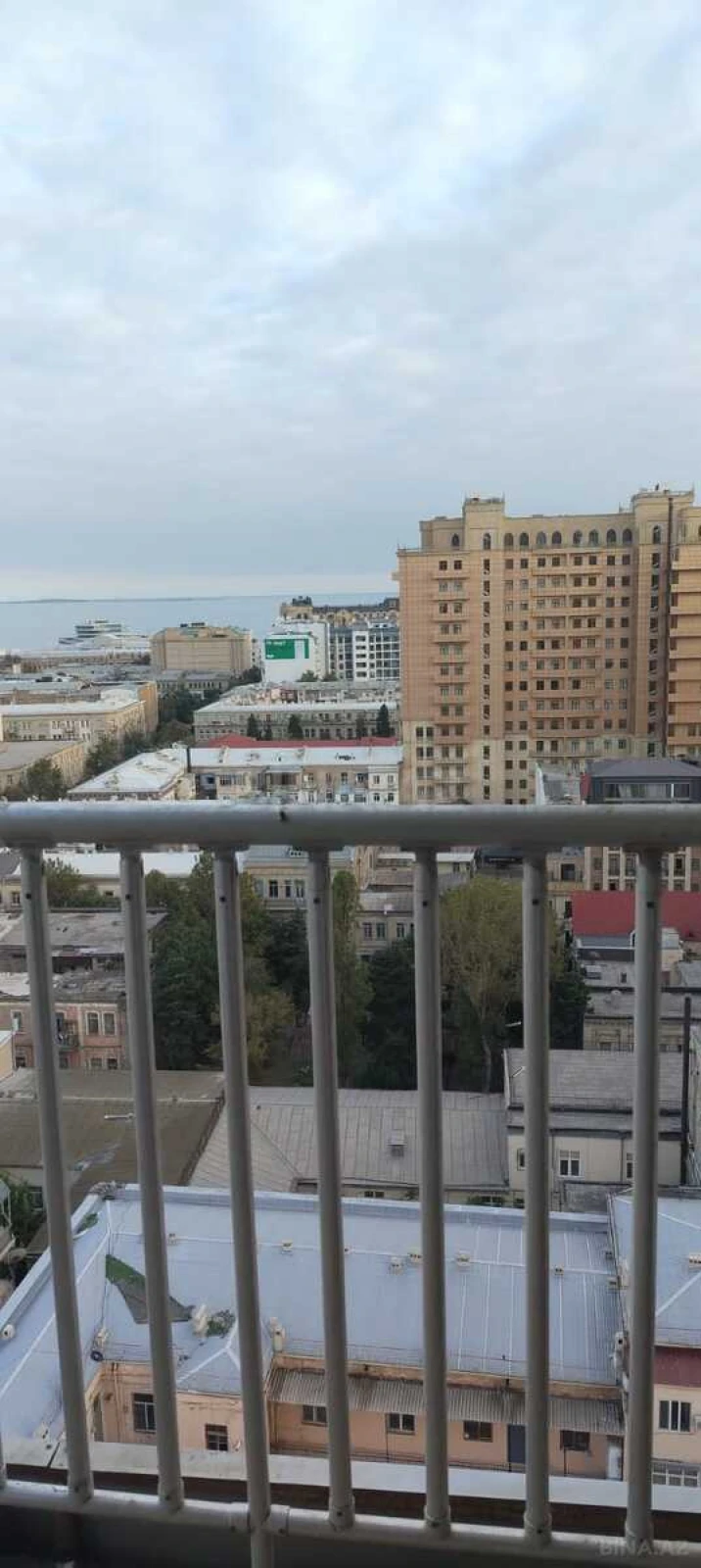 Satılır 4 otaqlı mənzil 228 m²