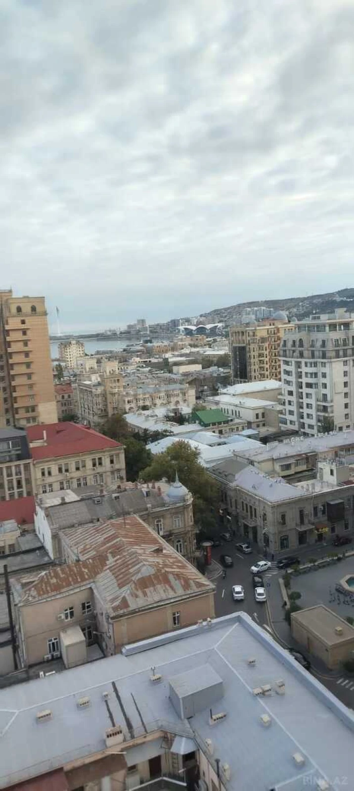 Satılır 4 otaqlı mənzil 228 m²