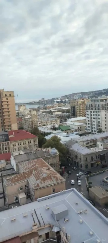 Satılır 4 otaqlı mənzil 228 m²