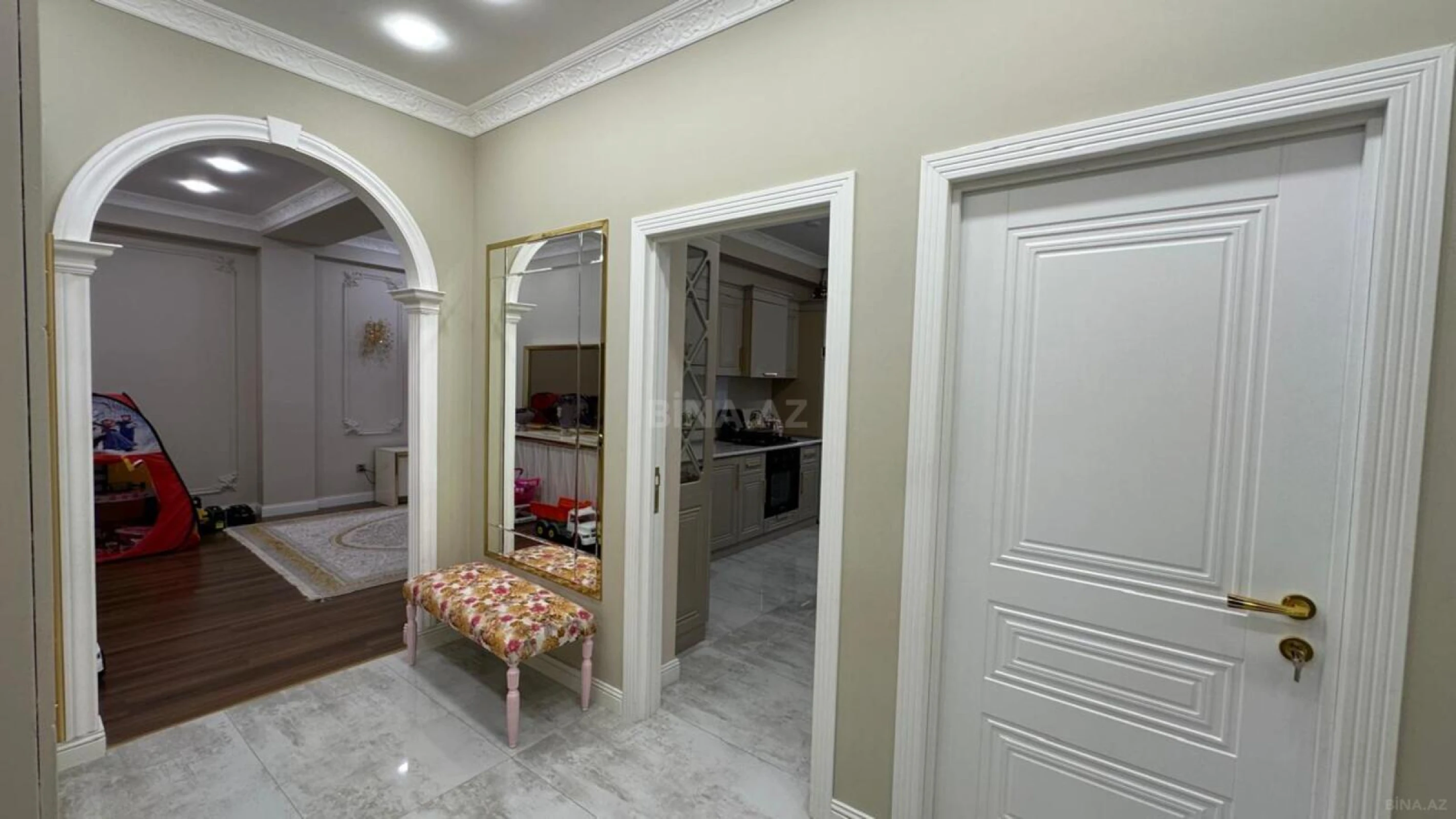 Satılır 2 otaqlı mənzil 81 m²