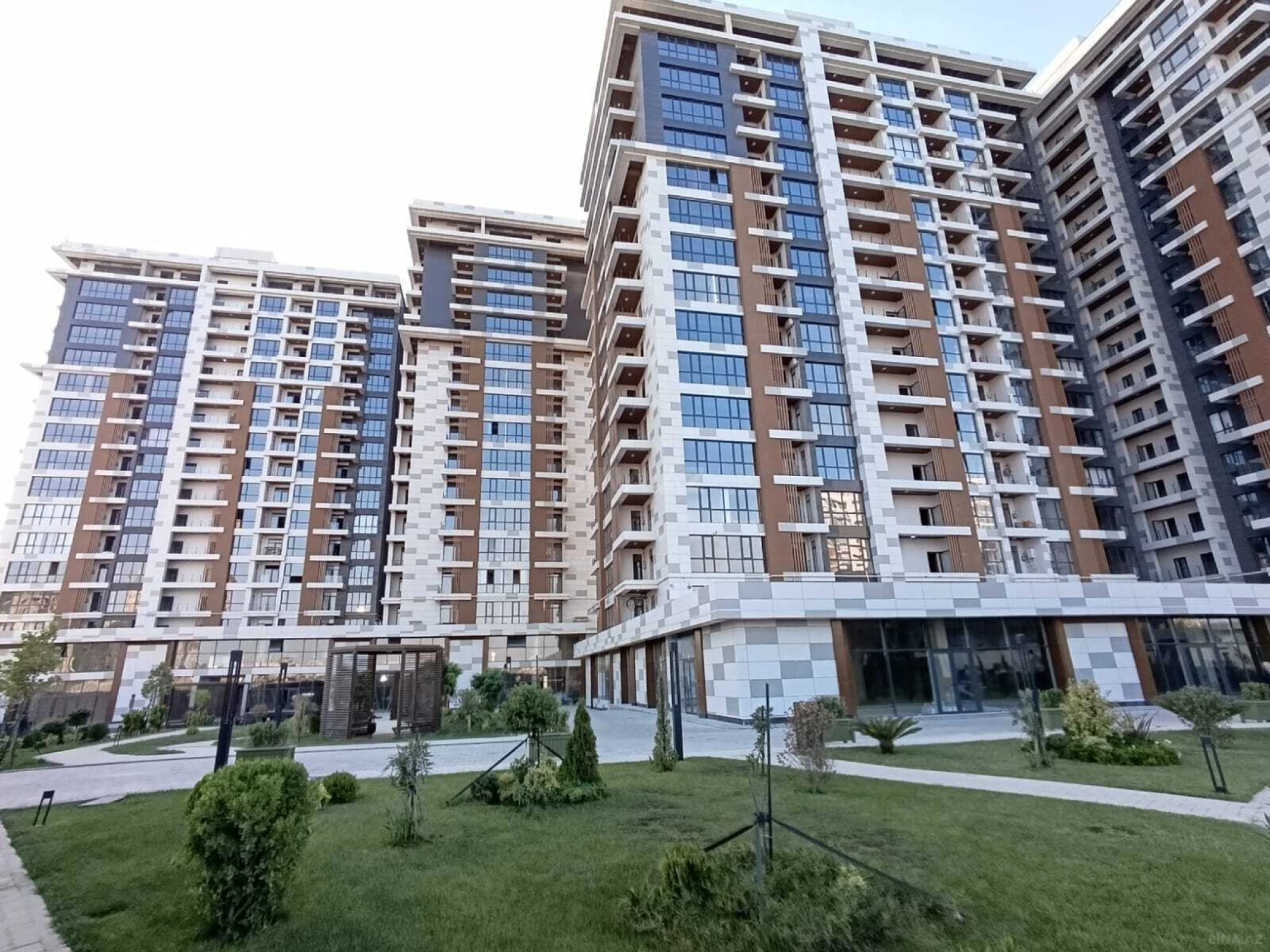 Satılır 2 otaqlı mənzil 104 m²