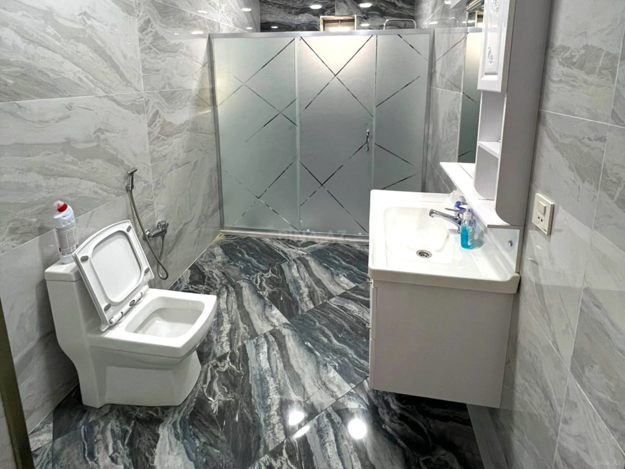 Satılır 6 otaqlı həyət evi 250 m²