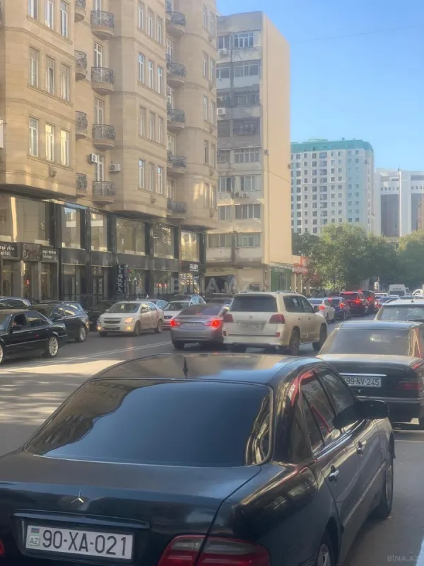 Satılır obyekt 180 m²