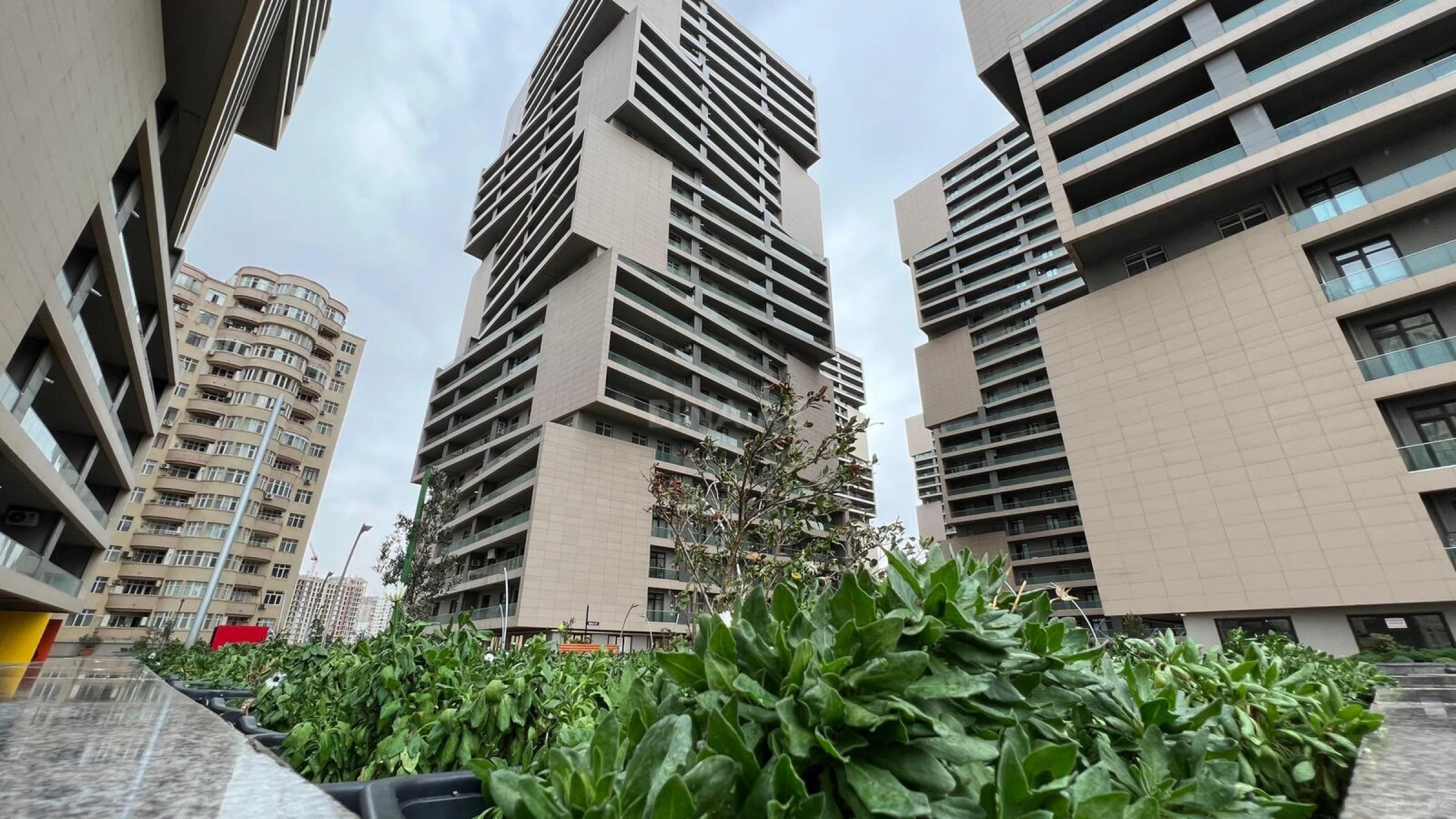 Satılır 3 otaqlı mənzil 107 m²