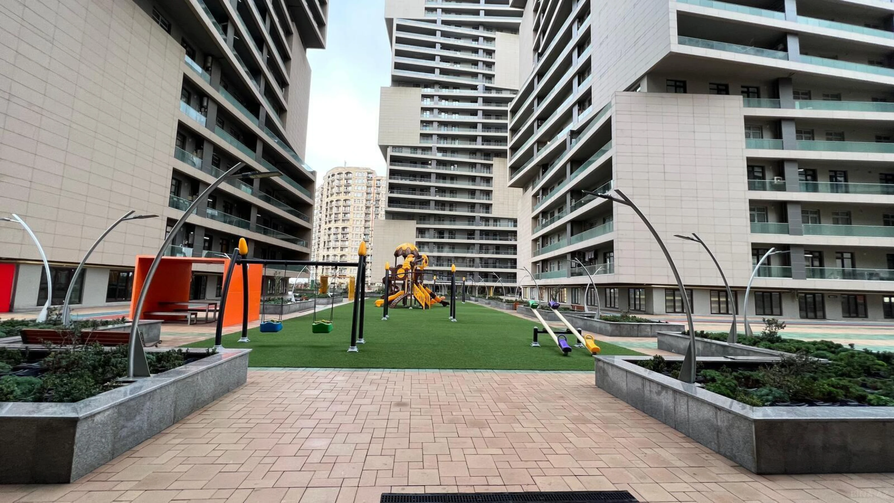 Satılır 3 otaqlı mənzil 107 m²