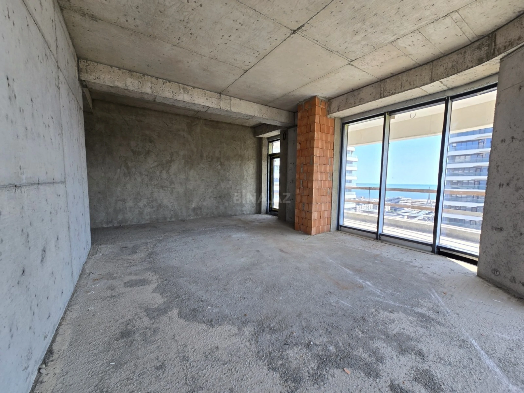Satılır 6 otaqlı mənzil 392 m²