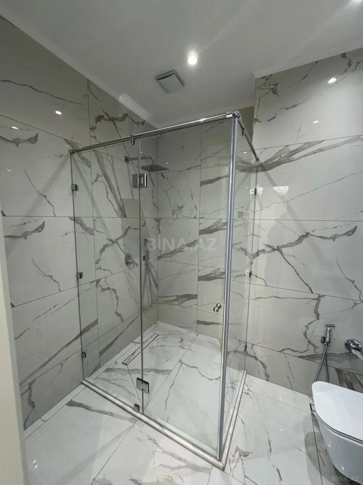 Kirayə verilir 4 otaqlı mənzil 170 m²