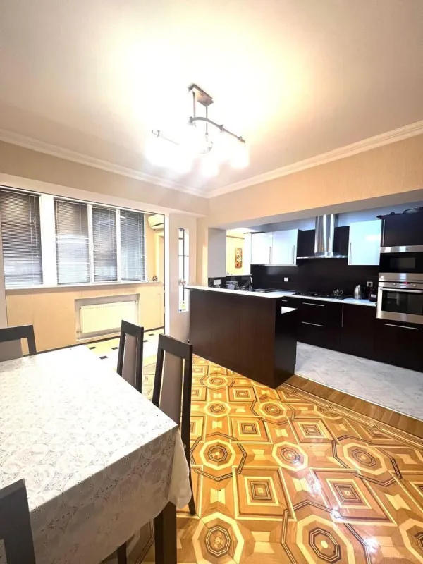 Satılır 5 otaqlı mənzil 220 m²