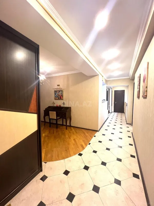 Satılır 5 otaqlı mənzil 220 m²