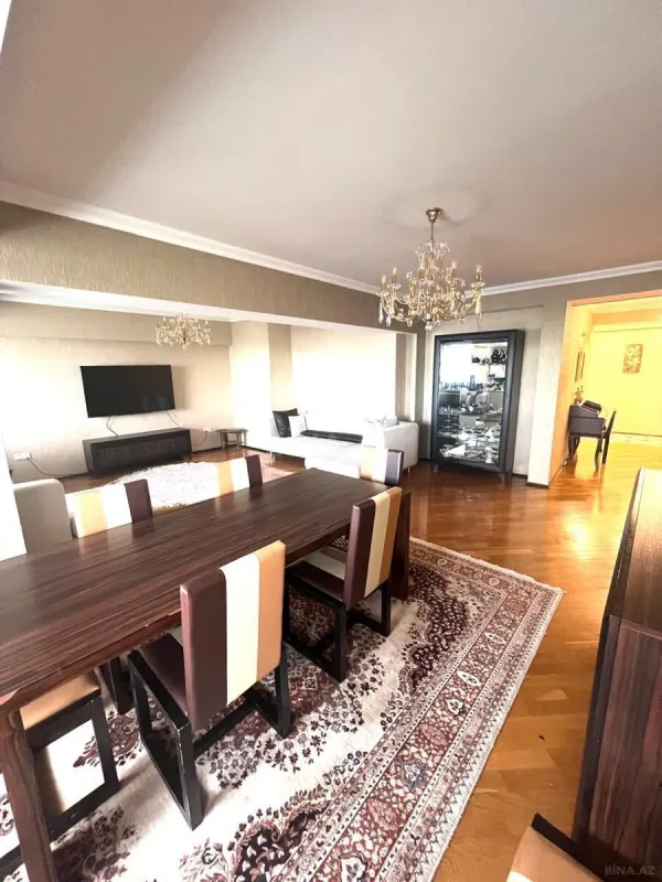 Satılır 5 otaqlı mənzil 220 m²