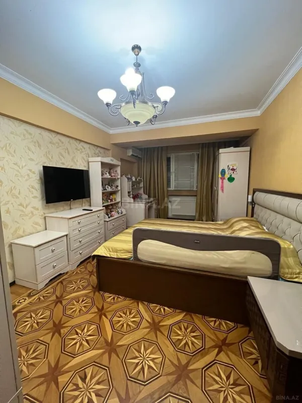 Satılır 5 otaqlı mənzil 220 m²