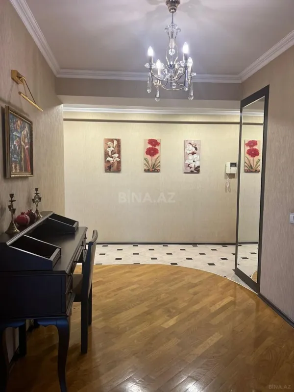 Satılır 5 otaqlı mənzil 220 m²