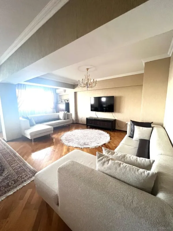 Satılır 5 otaqlı mənzil 220 m²