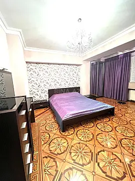 Satılır 5 otaqlı mənzil 220 m²