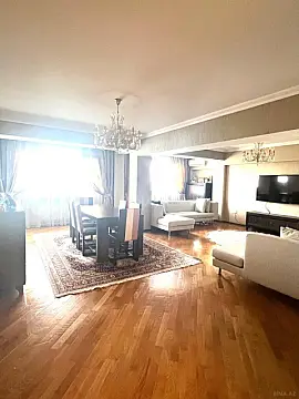 Satılır 5 otaqlı mənzil 220 m²
