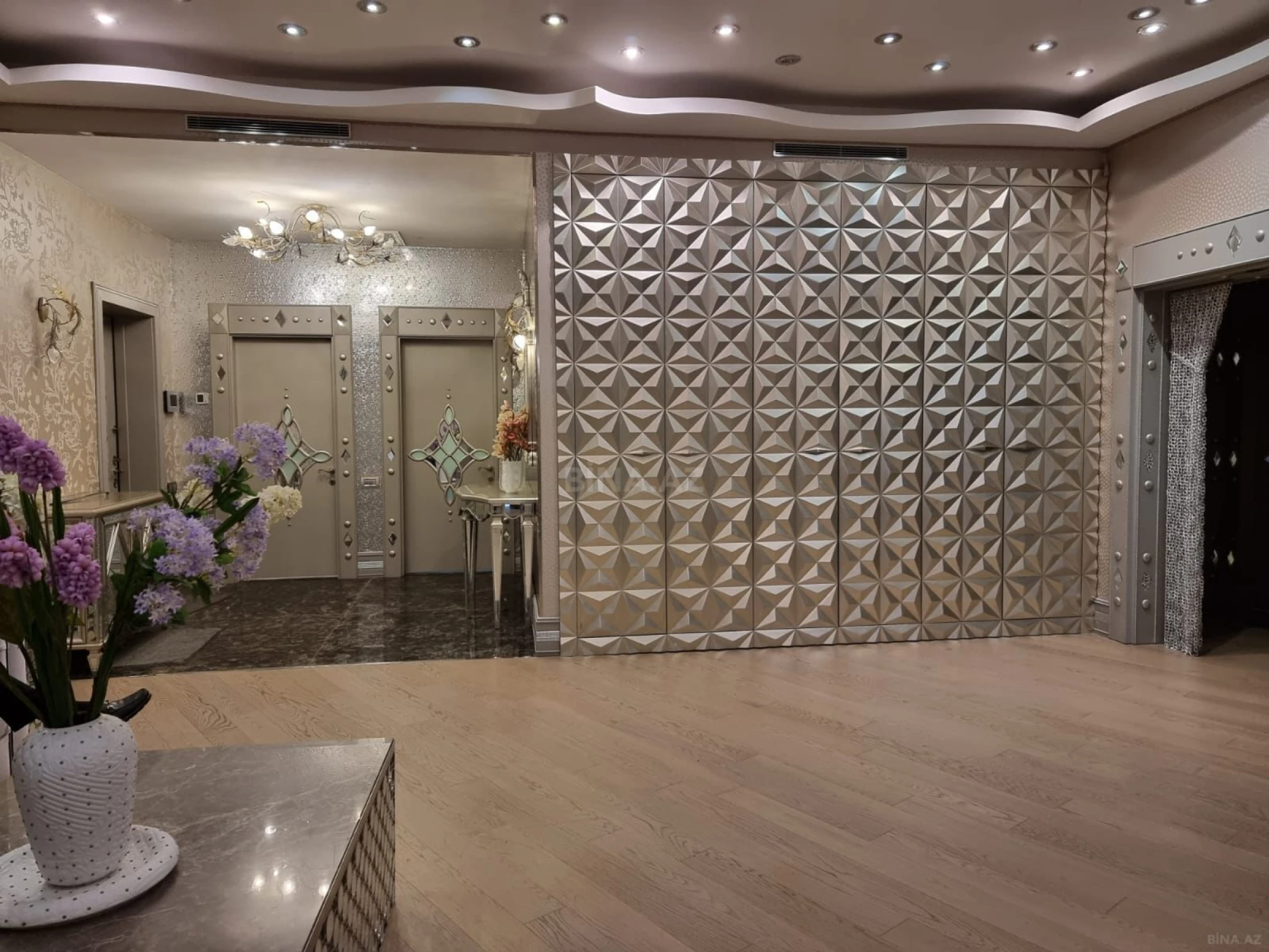 Satılır 4 otaqlı mənzil 239 m²