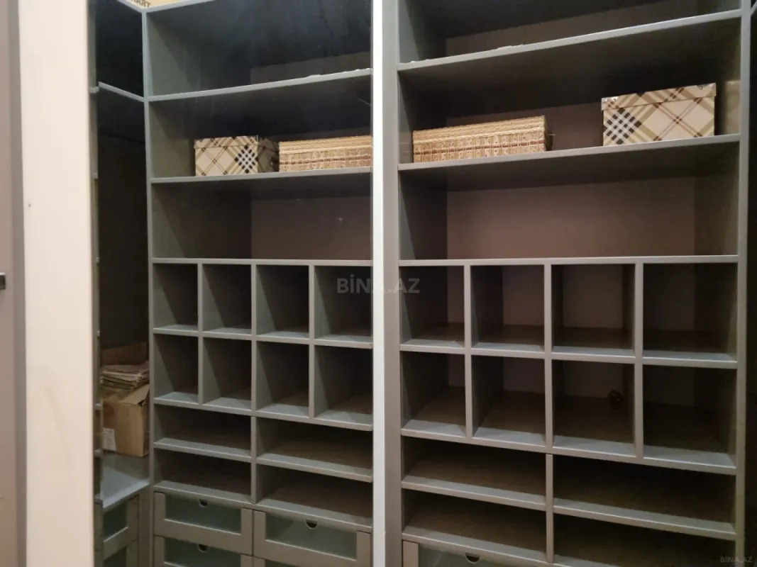 Satılır 4 otaqlı mənzil 239 m²