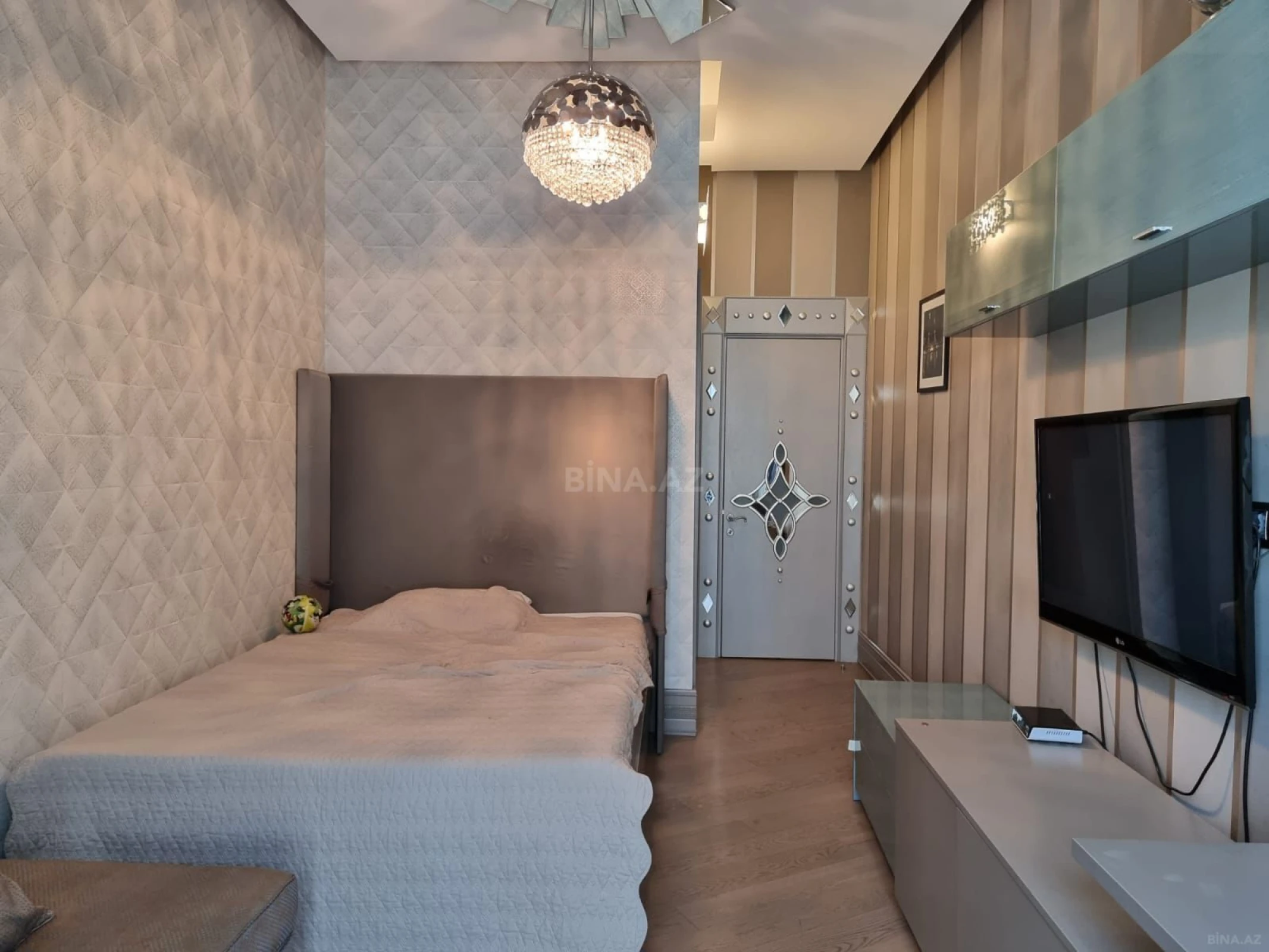 Satılır 4 otaqlı mənzil 239 m²