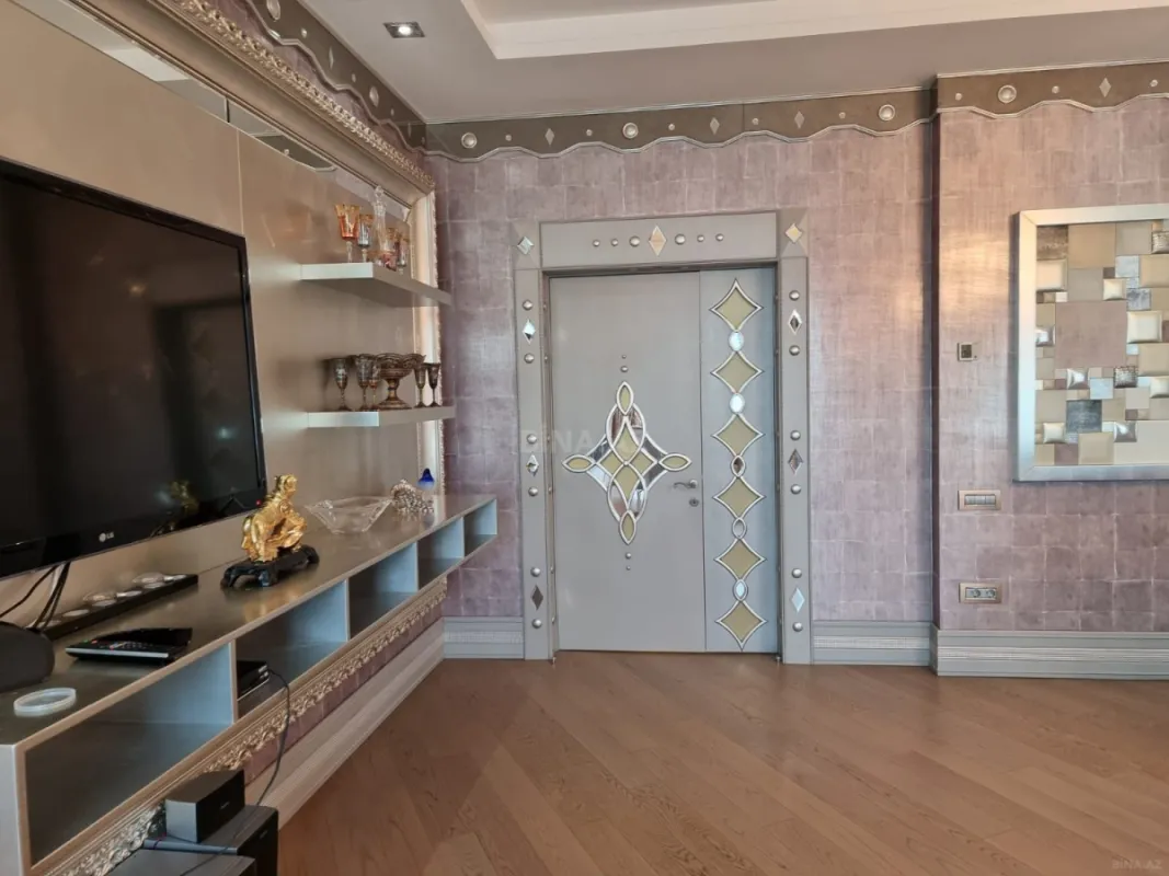 Satılır 4 otaqlı mənzil 239 m²
