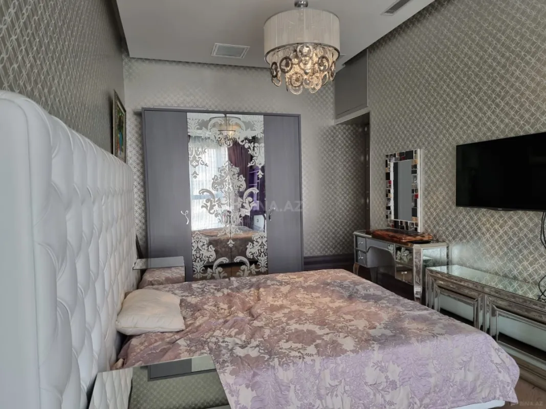 Satılır 4 otaqlı mənzil 239 m²