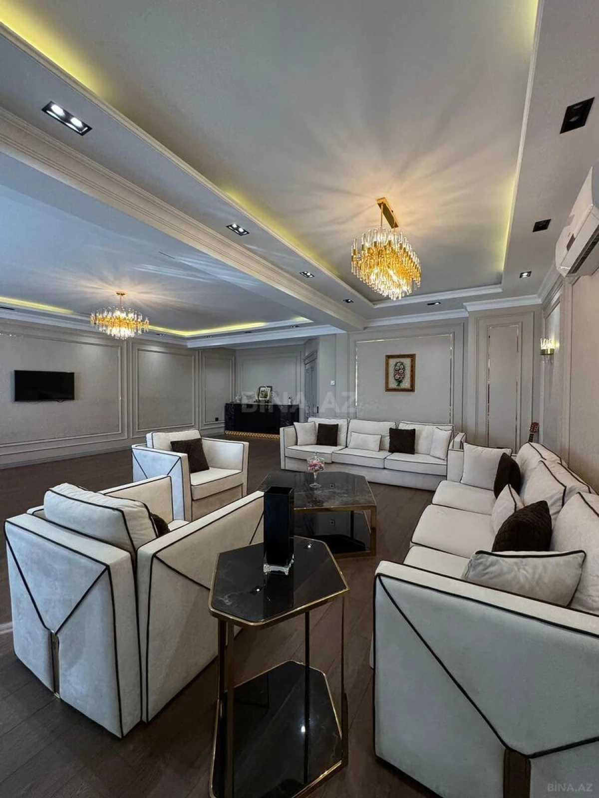 Satılır 4 otaqlı mənzil 230 m²