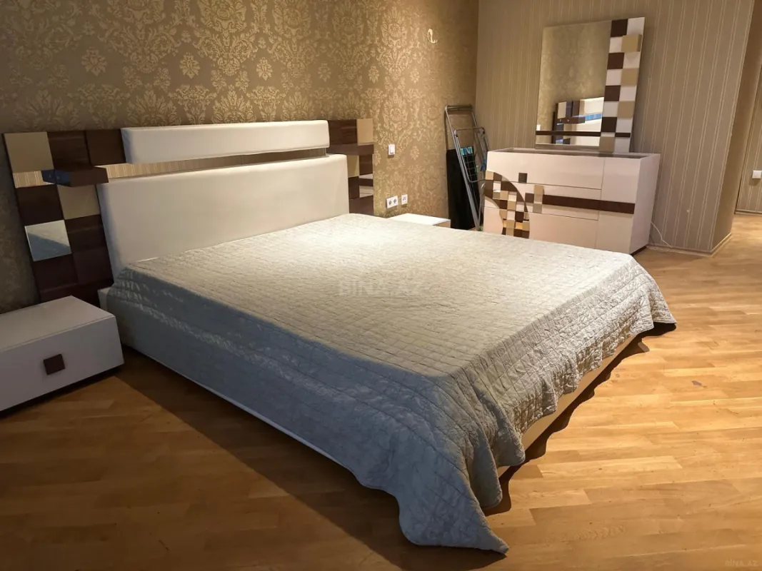 Satılır 4 otaqlı mənzil 175 m²