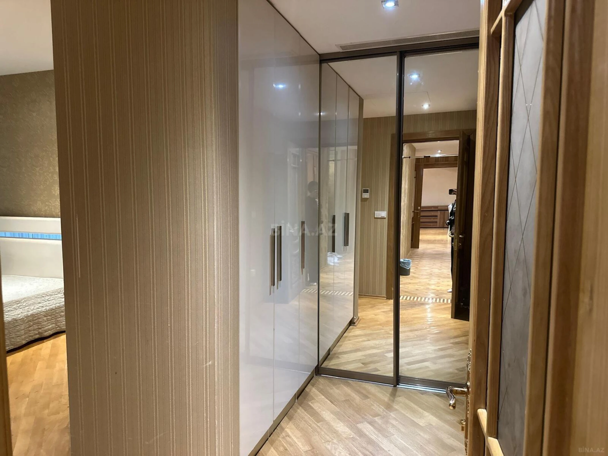 Satılır 4 otaqlı mənzil 175 m²