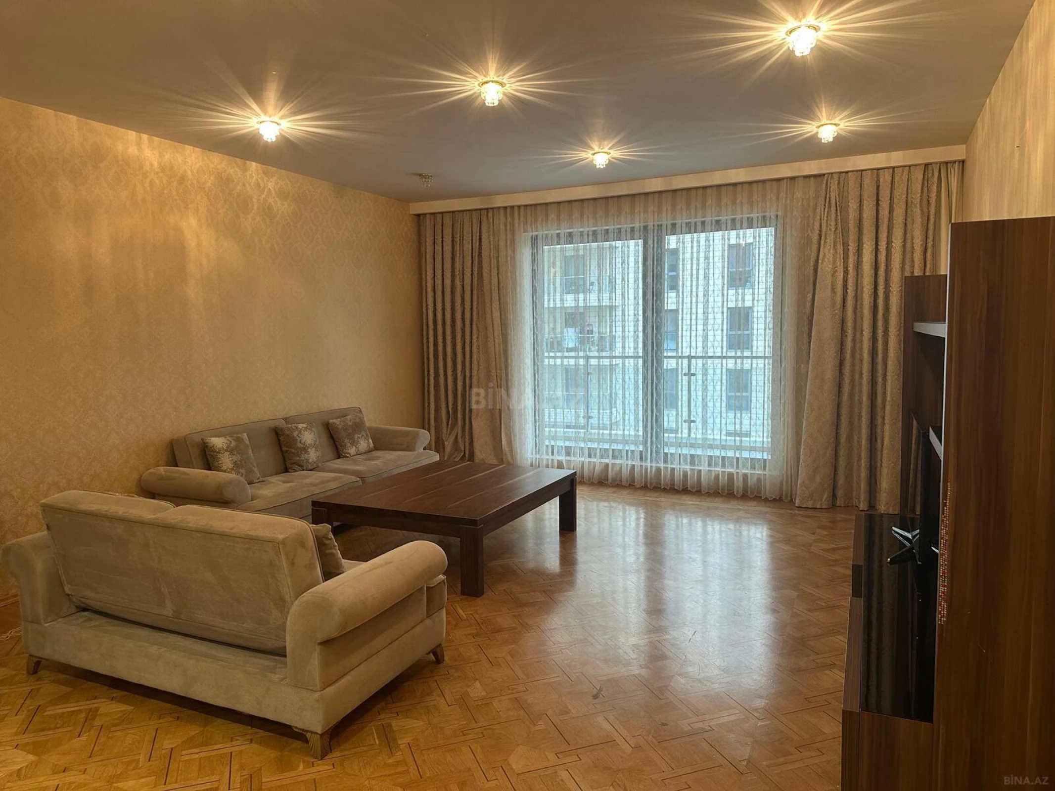 Satılır 4 otaqlı mənzil 175 m²