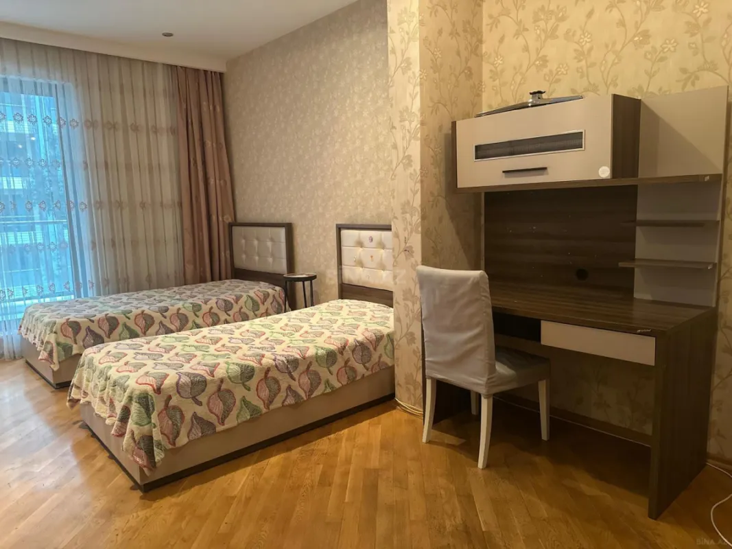 Satılır 4 otaqlı mənzil 175 m²